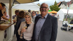 VG-Wöllstein Weinkönigin Esther Mayer und Ortsbürgermeister Rudi Haas